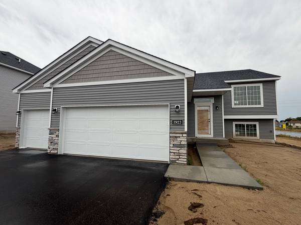 1923 Pierce ST S, Cambridge, MN 55008