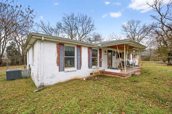 215 Ewing Dr, Nashville, TN 37207