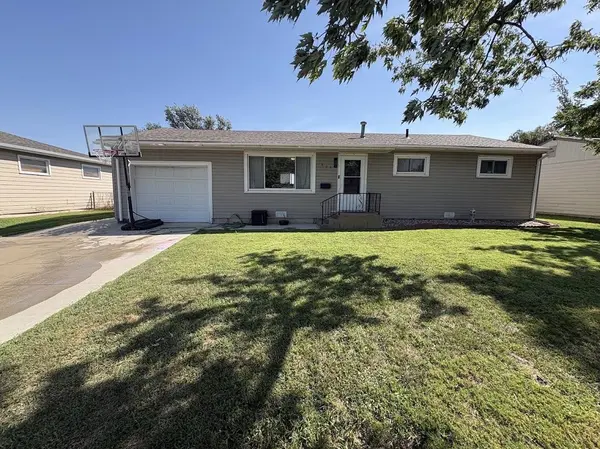 1607 Hickory St, Salina, KS 67401