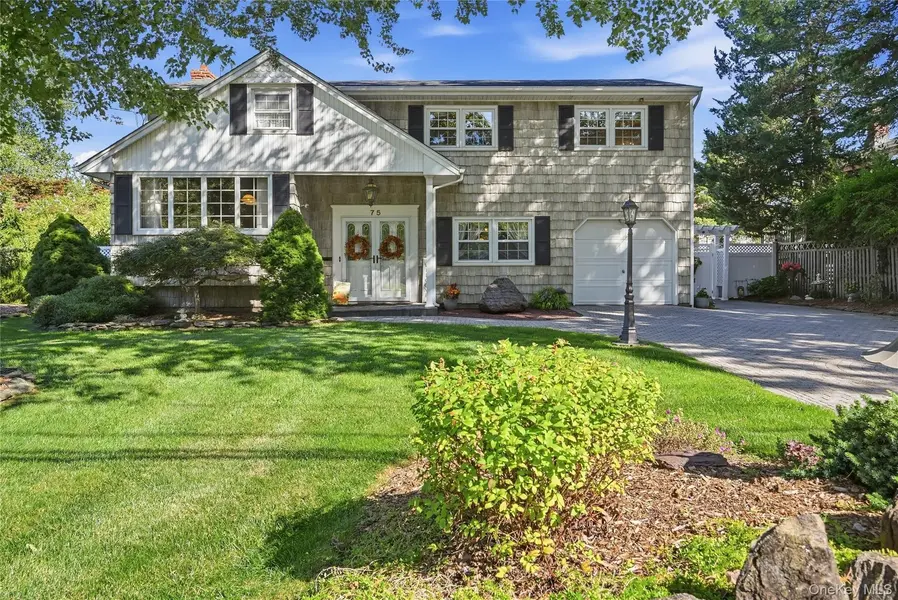 75 Bayview DR, Oakdale, NY 11769
