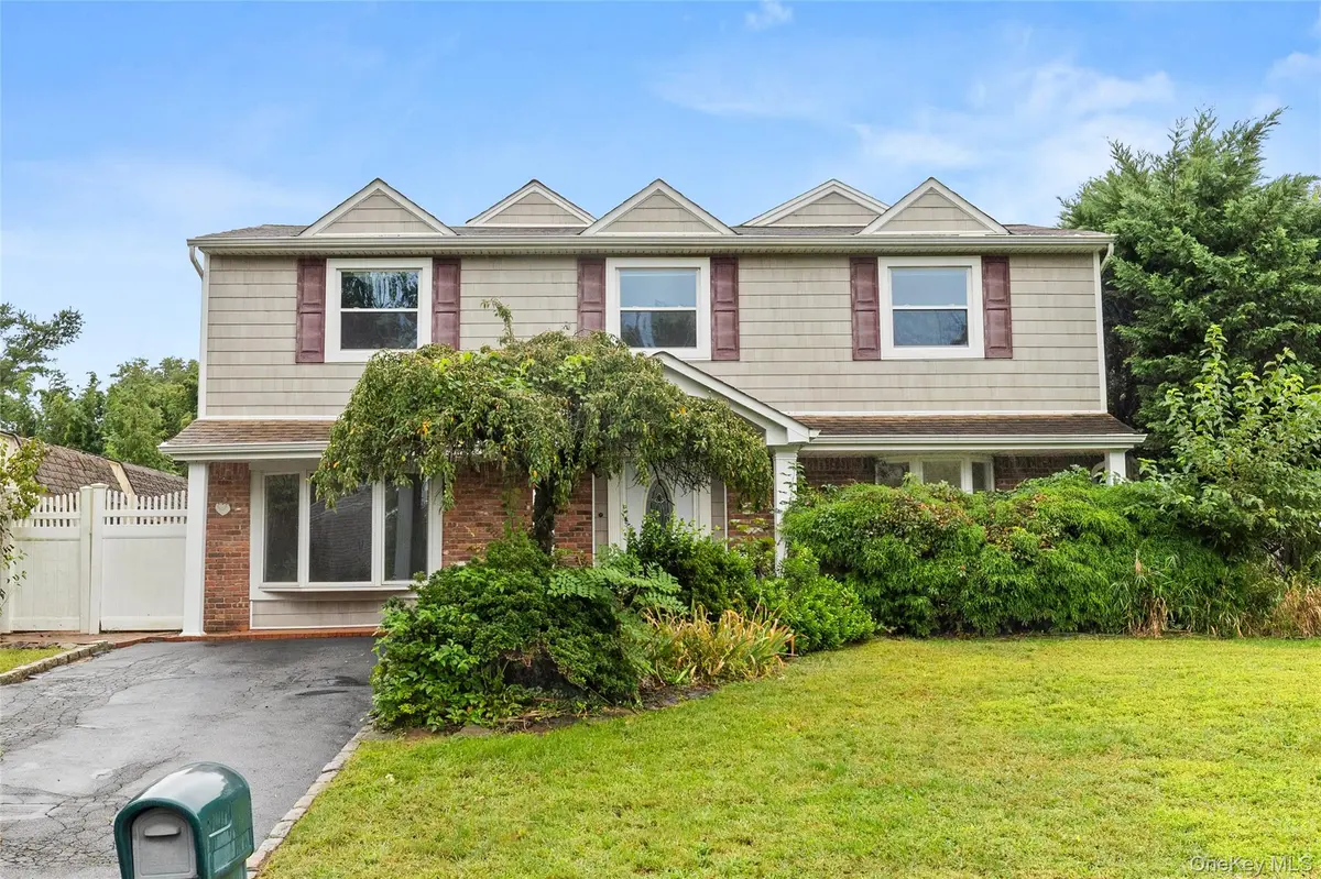 20 Hilltop DR, Mount Sinai, NY 11766