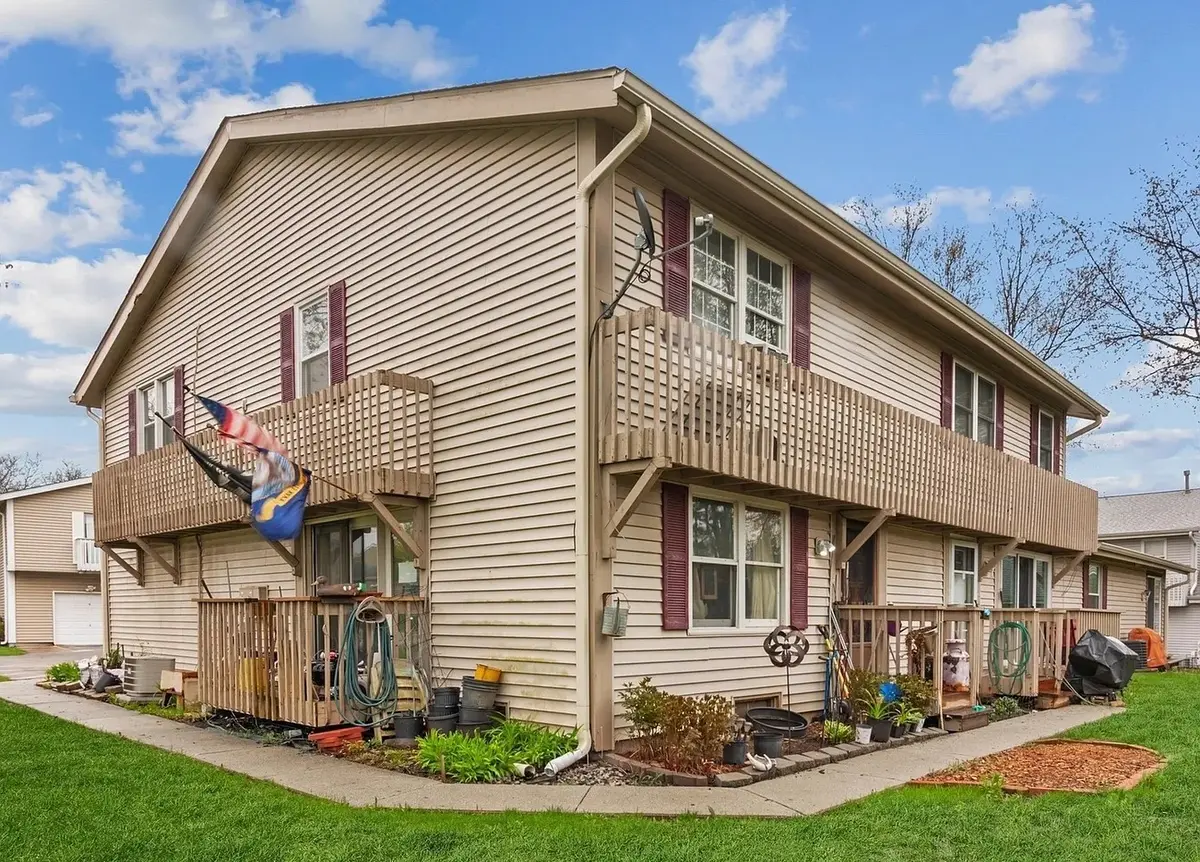 212 Hudson CT #B, Bolingbrook, IL 60440