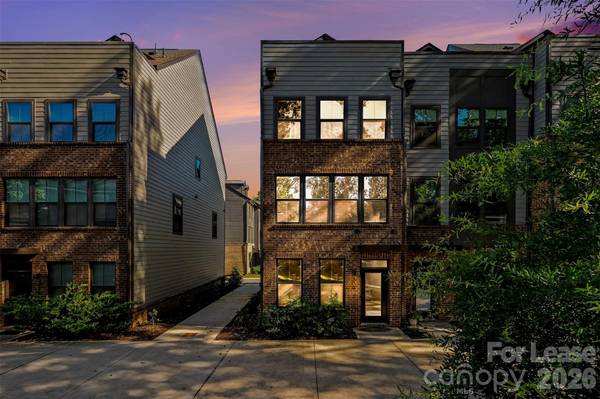 300 Twinflower LN, Charlotte, NC 28205