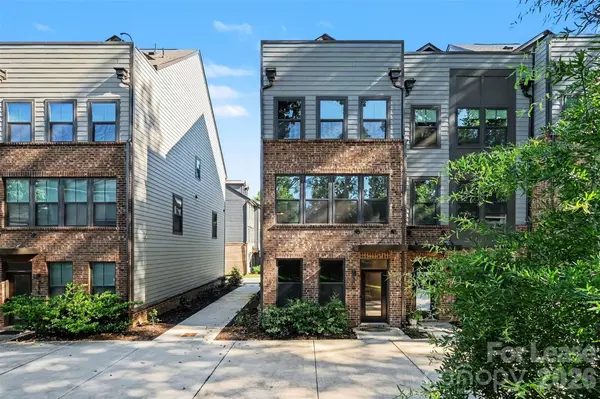 300 Twinflower LN, Charlotte, NC 28205