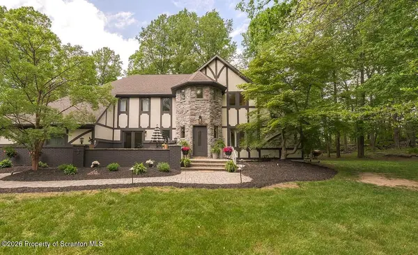 102 Longfellow Close, Moosic, PA 18507