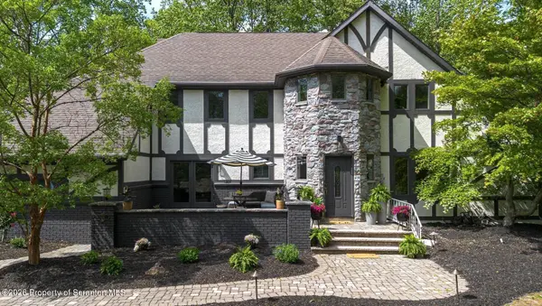 102 Longfellow Close, Moosic, PA 18507