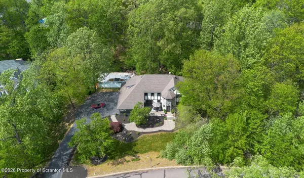 102 Longfellow Close, Moosic, PA 18507