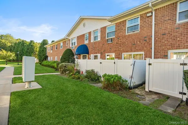 460 Old Town RD #27L, Port Jefferson Station, NY 11776