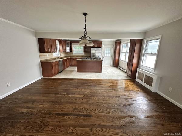 64 E Fenimore ST, Valley Stream, NY 11580