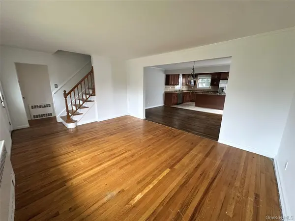 64 E Fenimore ST, Valley Stream, NY 11580