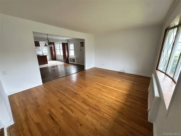 64 E Fenimore ST, Valley Stream, NY 11580