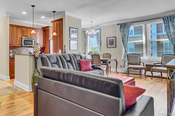 111 7th ST #304, Garden City, NY 11530