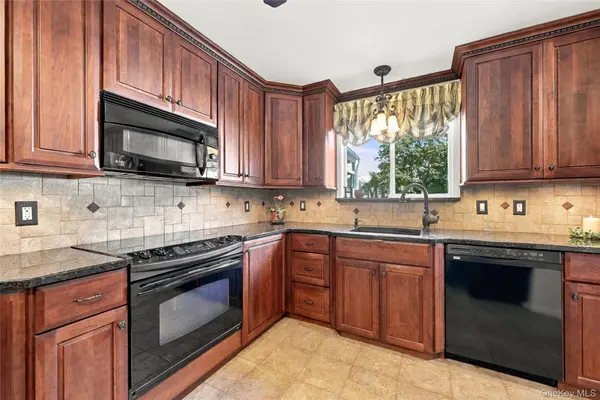 75 Bayview DR, Oakdale, NY 11769