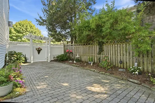 75 Bayview DR, Oakdale, NY 11769