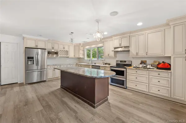 20 Hilltop DR, Mount Sinai, NY 11766
