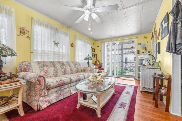 8 WOODLAND CIR, Haines City, FL 33844