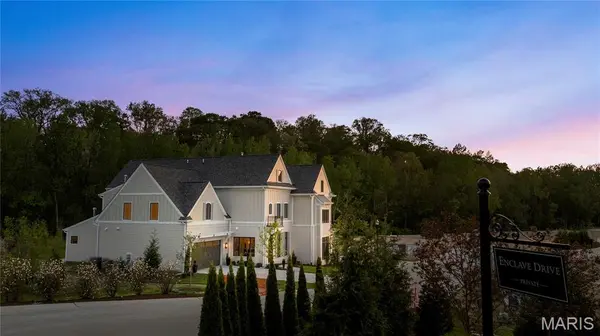11 Enclave DR, Des Peres, MO 63122
