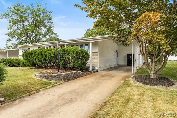1345 Bobolink DR, Florissant, MO 63031