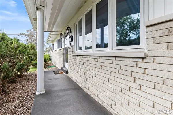 1345 Bobolink DR, Florissant, MO 63031