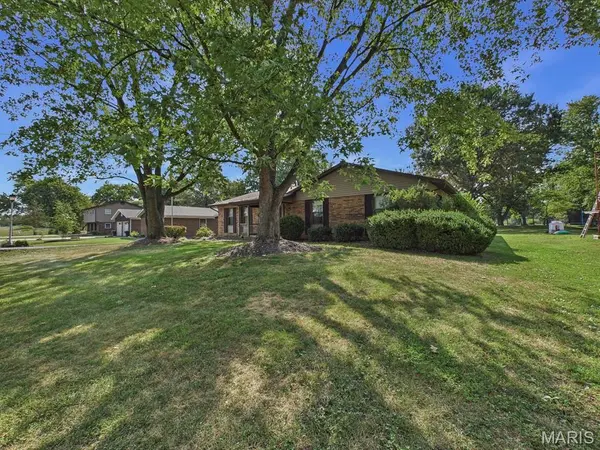 9012 Range DR, New Athens, IL 62264
