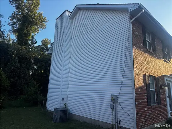1013 Bradington CT, Columbia, IL 62236