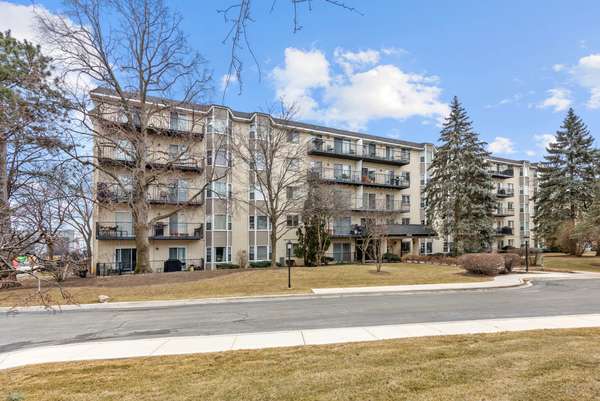 8620 WAUKEGAN RD #405, Morton Grove, IL 60053