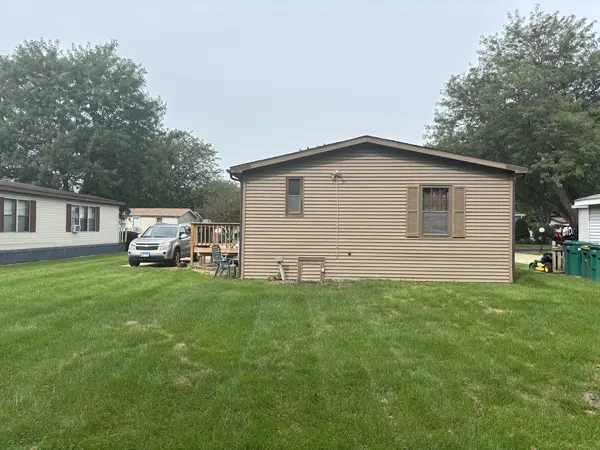 17 Cedar LN, Sandwich, IL 60548
