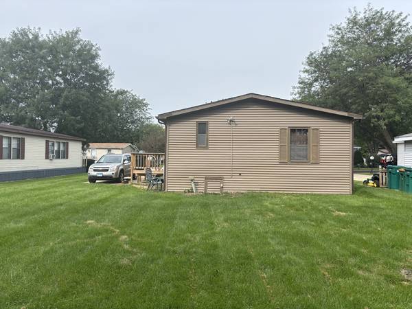 17 Cedar LN, Sandwich, IL 60548