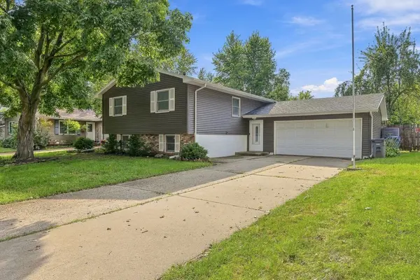 3330 Fairview DR, Bettendorf, IA 52722