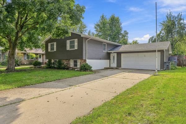 3330 Fairview DR, Bettendorf, IA 52722