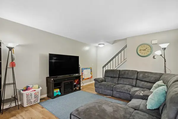 212 Hudson CT #B, Bolingbrook, IL 60440