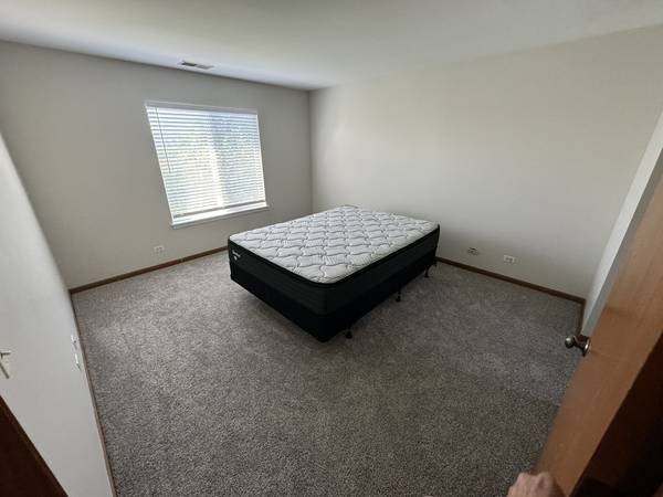 593 W Kristina LN, Round Lake, IL 60073