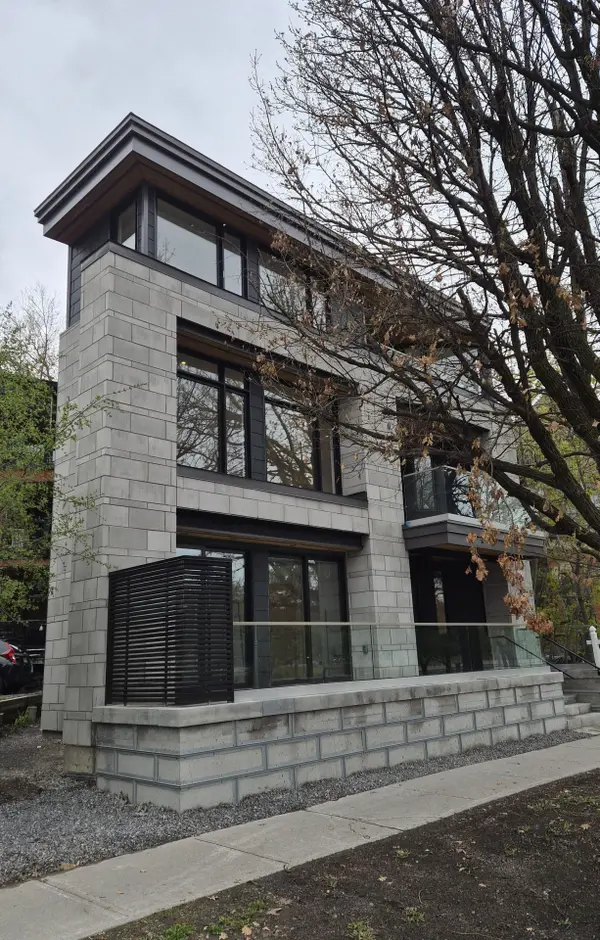 112 Queen Elizabeth DR, Ottawa Centre, ON K2P 0Z5