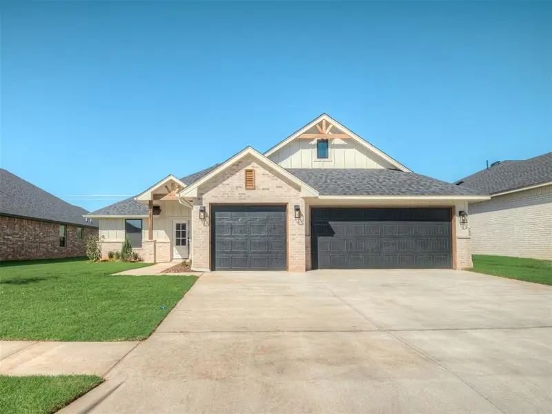 5101 Misty Wood LN, Mustang, OK 73064