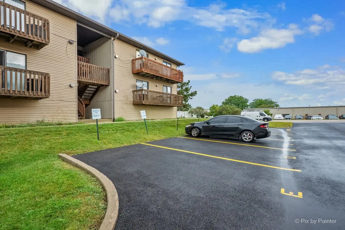 695 Dean DR #E, South Elgin, IL 60177