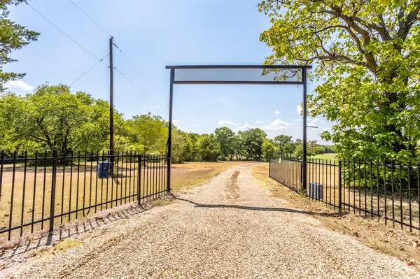 2300 W MAIN Street, Lancaster, TX 75146
