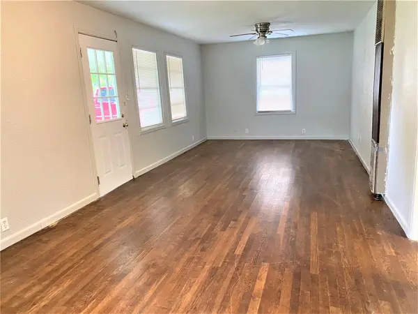 621 S Commerce ST, Lockhart, TX 78644