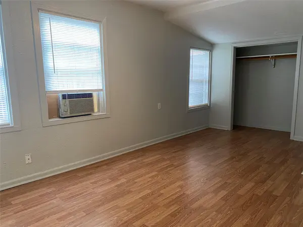 621 S Commerce ST, Lockhart, TX 78644
