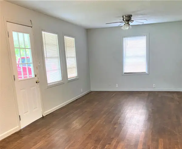 621 S Commerce ST, Lockhart, TX 78644