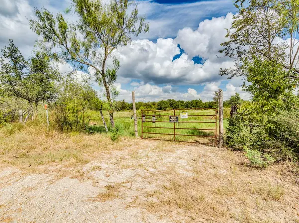 120 Hillcrest LN, Dale, TX 78616