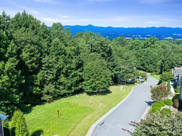 95 Deep Valley LN, Hendersonville, NC 28791