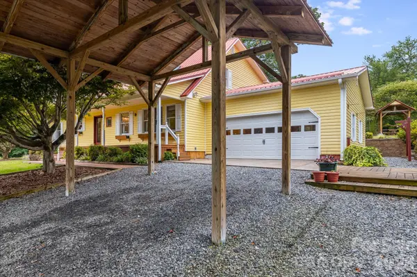 53 Armstrong RD, Etowah, NC 28729