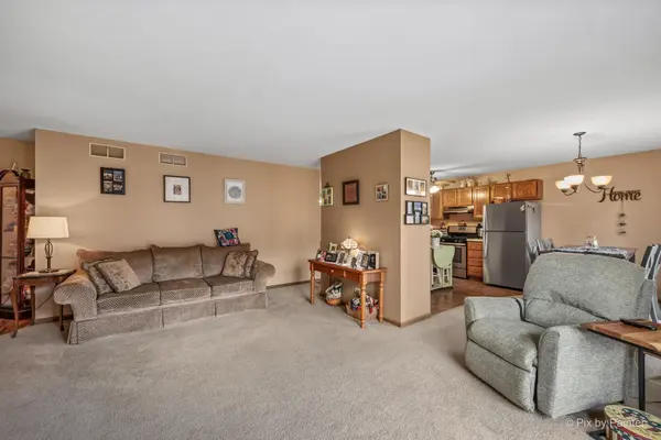 695 Dean DR #E, South Elgin, IL 60177