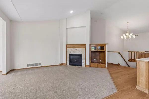 492 Holly LN N, Oakdale, MN 55128