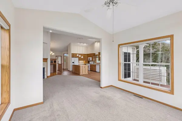 492 Holly LN N, Oakdale, MN 55128