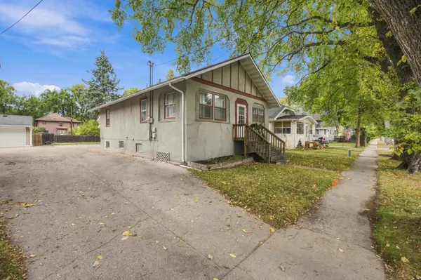 1415 8th AVE S, Fargo, ND 58103