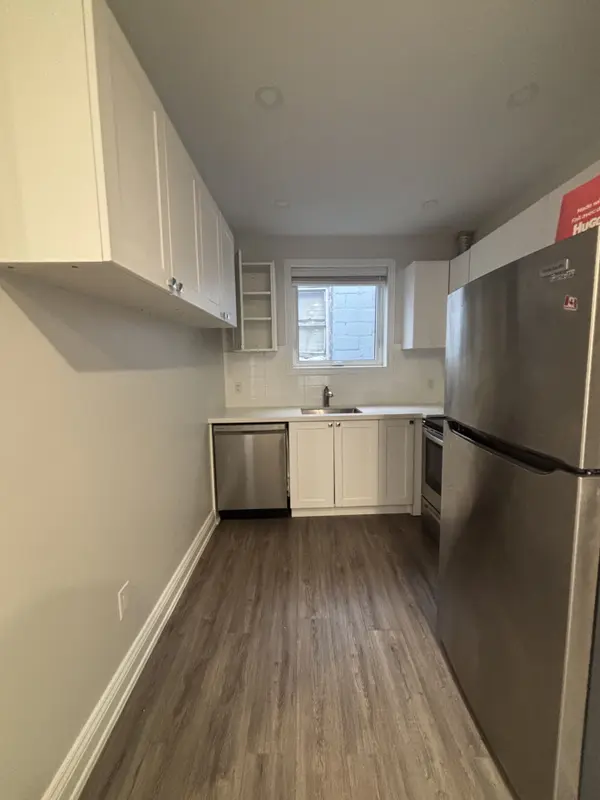 3289 Lakeshore BLVD W #2, Toronto W06, ON M8W 1M8