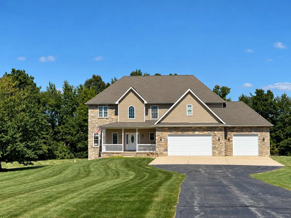 231 Stone Creek LN, Valparaiso, IN 46383
