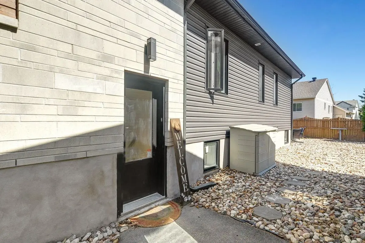 2565 Page RD, Orleans - Convent Glen And Area, ON K1W 1E5