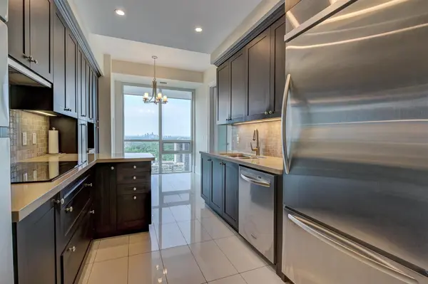 70 Roehampton AVE #2521, Toronto C10, ON M4P 1R2